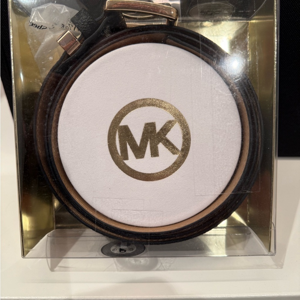 Michael Kors Women's Vegan leather Belt with gold buckle and accents. Size Large - Picture 3 of 8